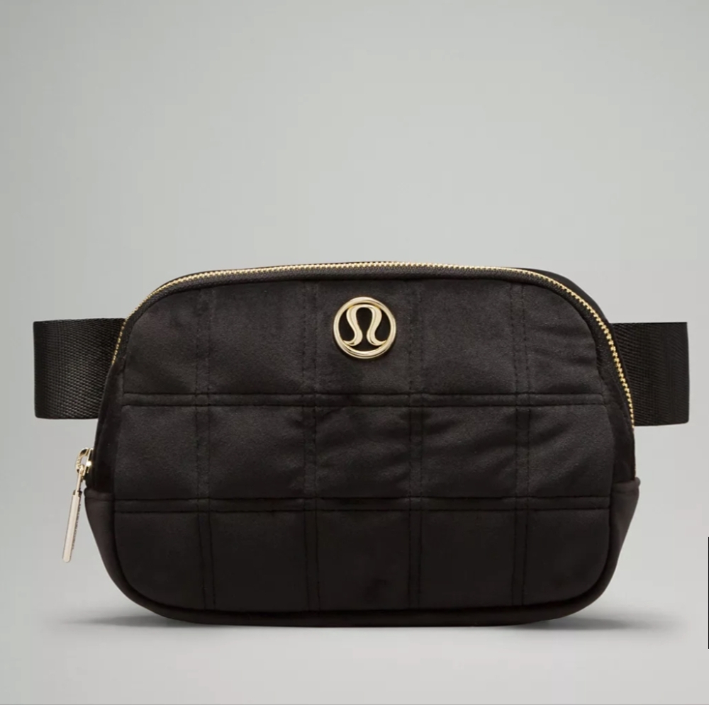 🎁🖤Brand New Never Used Black Velour Lululemon Belt Bag!! Sold Out In Stores!